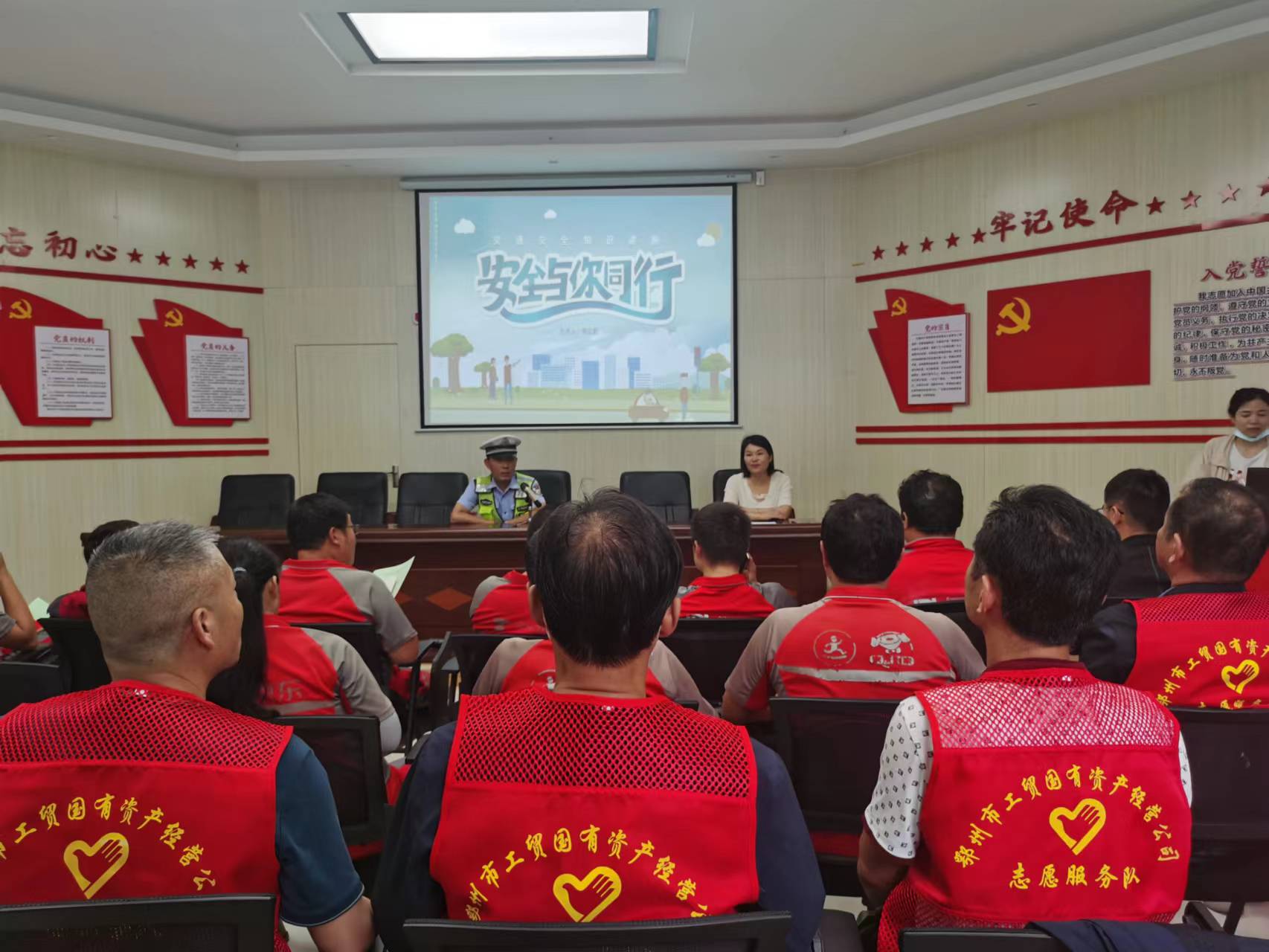 5月26日下午，市工贸公司志愿者在月畔湾社区党员活动室聆听社区协警李云超“安全与你同行”的讲座